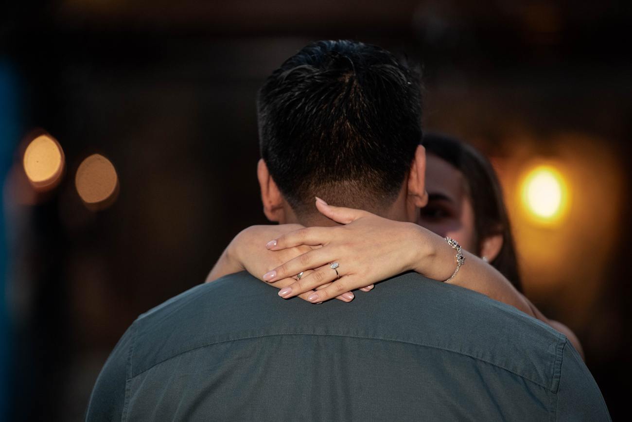 Angie abraza a Iván por el cuello; en su mano se ve el anillo de compromiso.